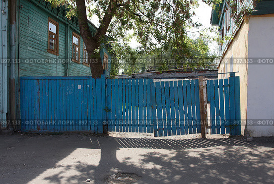 Город Муром. Синий забор (2009 год). Стоковое фото, фотограф Юрий Синицын / Фотобанк Лори