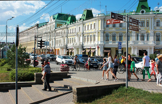 Город Омск, улица Партизанская, вид на гостиницу "Октябрь" (2023 год). Редакционное фото, фотограф Виктор Топорков / Фотобанк Лори