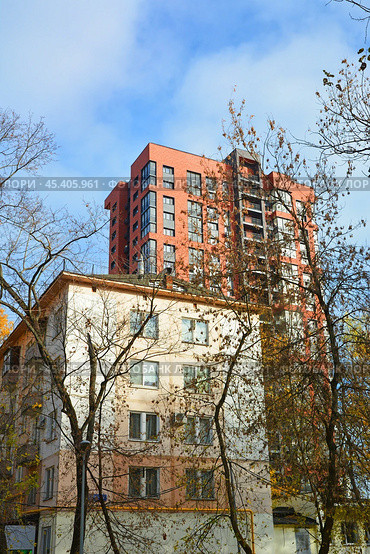 Город растет. Фрагмент старого жилого дома на фоне новостройки. Москва, ул. Шушенская, 5 и 7. Стоковое фото, фотограф Александр Замараев / Фотобанк Лори