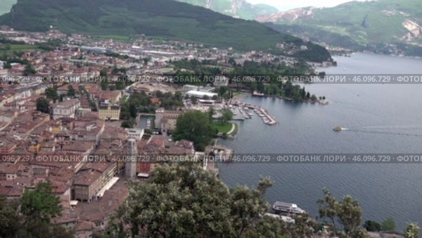 Город Рива дель Гарда и озеро Гарда. Вид с Бастиона. Италия. Май. The city of Riva del Garda and Lake Garda. View from the Bastion. Italy. May. Стоковое видео, видеограф Горшков Александр / Фотобанк Лори