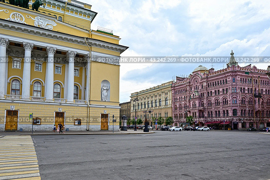 Город Санкт-Петербург. Вид на Пушкинский (Александрийский) театр и доходный дом архитектора Н. П. Басина (2023 год). Стоковое фото, фотограф Александр Тараканов / Фотобанк Лори