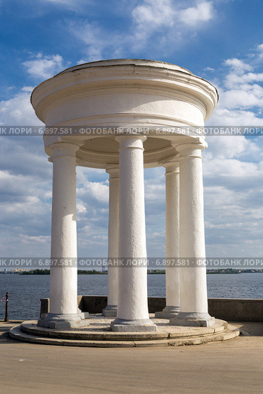 Город Саратов. Ротонда на берегу реки Волги (2014 год). Стоковое фото, фотограф Сергей Лаврентьев / Фотобанк Лори