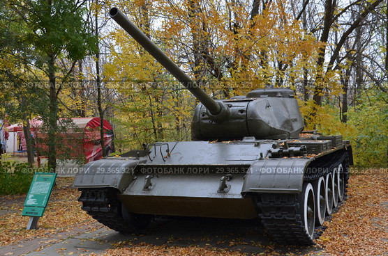 Город Саратов, выставка военной техники на Соколвой горе, танк Т-44 (2018 год). Редакционное фото, фотограф Сергей Миляев / Фотобанк Лори