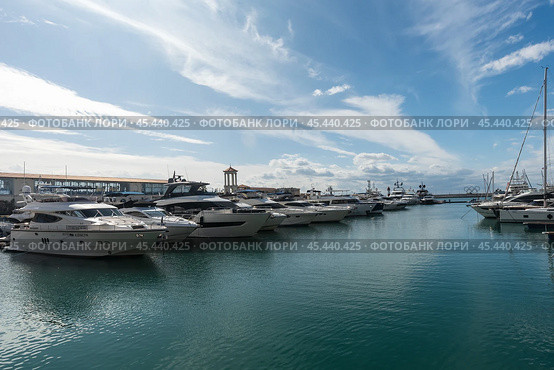 Город Сочи, Краснодарский край, Россия. Морской пейзаж с видом на яхты и катера осенним днём (2023 год). Редакционное фото, фотограф Игорь Низов / Фотобанк Лори
