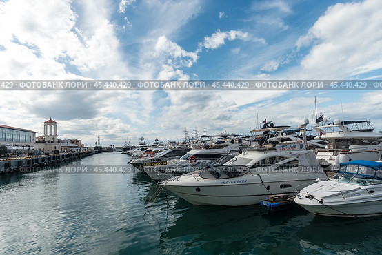 Город Сочи, Краснодарский край, Россия. Морской пейзаж с видом на Морской порт (2023 год). Редакционное фото, фотограф Игорь Низов / Фотобанк Лори