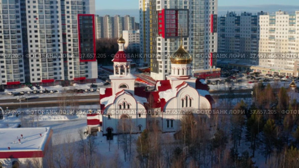 Город Сургут зимой. Храм Святого великомученика Георгия. Вид с воздуха. Surgut city in winter. Church of St. George the Great Martyr. Aerial view. (2022 год). Редакционное видео, видеограф Евгений Романов / Фотобанк Лори