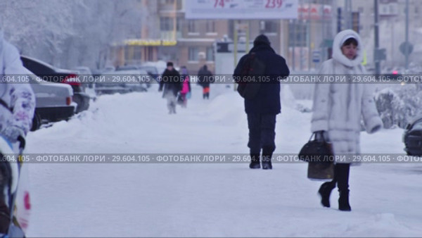 Город Сургут зимой. Уличное движение. Surgut. City in the winter. Street traffic. (2017 год). Редакционное видео, видеограф Евгений Романов / Фотобанк Лори