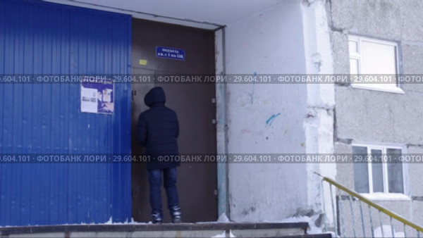 Город Сургут зимой. Вход в общежитие. Surgut. City in the winter. Prefabricated house, hostel. Entrance. (2017 год). Стоковое видео, видеограф Евгений Романов / Фотобанк Лори