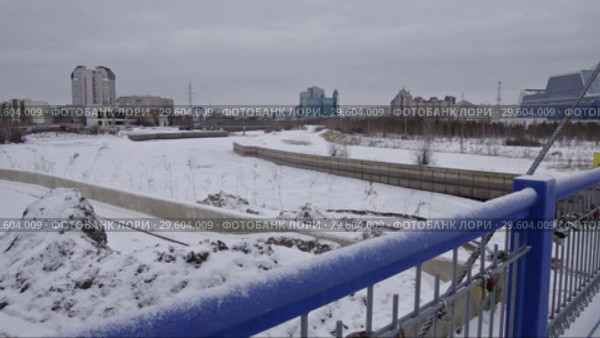 Город Сургут зимой. Вид на здание Сургутского государственного университета. Surgut in winter. View on the Surgut state University (2017 год). Стоковое видео, видеограф Евгений Романов / Фотобанк Лори