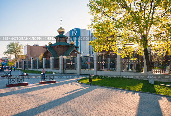 Город Тула. Храм Равноапостольного князя Владимира на фоне Туламашзавода (2013 год). Редакционное фото, фотограф Игорь Низов / Фотобанк Лори