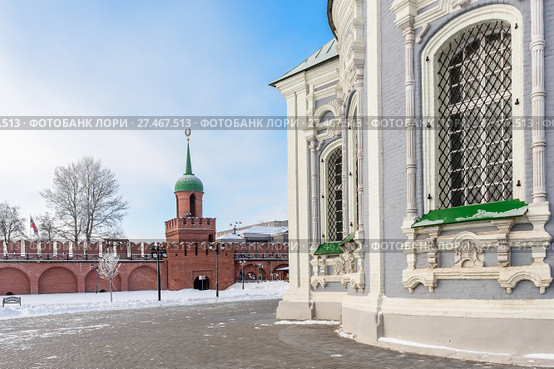Город Тула. Пешеходная аллея с видом на башню Одоевских ворот Тульского Кремля морозным днём. Вид из кремля (2018 год). Редакционное фото, фотограф Игорь Низов / Фотобанк Лори