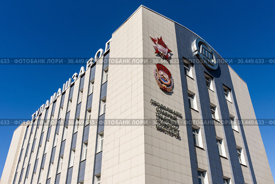 Город Тула. Тульский  "Туламашзавод" на фоне голубого неба (2019 год). Редакционное фото, фотограф Игорь Низов / Фотобанк Лори