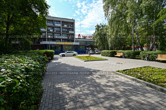 Город Тюмень. Альфабанк. Сквер Тенистый. Улица Республики. Стоковое фото, фотограф Александр Тараканов / Фотобанк Лори