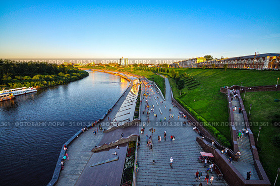 Город Тюмень. Многоуровневая набережная вечером (2018 год). Стоковое фото, фотограф Александр Тараканов / Фотобанк Лори