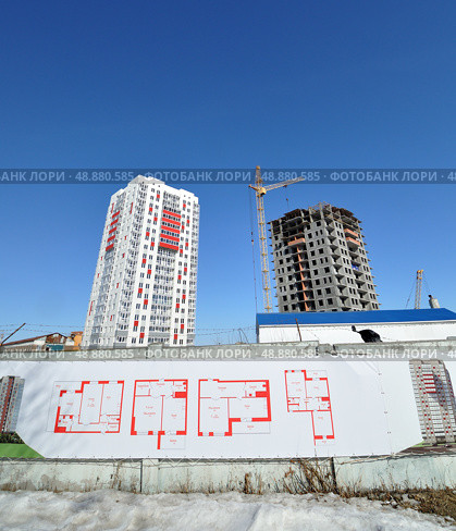 Город Тюмень. Реклама квартир в новом доме (2019 год). Стоковое фото, фотограф Александр Тараканов / Фотобанк Лори