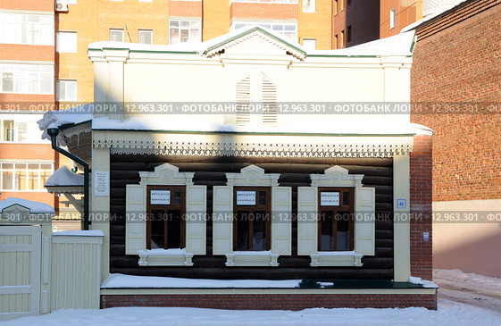 Город Тюмень, улица Сакко, 41. Одноэтажный флигель. Памятник архитектуры 19 века (2013 год). Редакционное фото, фотограф Александр Тараканов / Фотобанк Лори