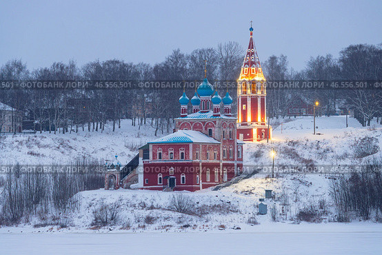 Город Тутаев, Ярославская область, Россия. Вид на Казанско-Преображенскую церковь, расположенную на холмистом берегу реки Волги. Красивый зимний вечерний пейзаж с православным храмом. Архитектурная достопримечательность Тутаева. Путешествия и туризм по регионам России. Стоковое фото, фотограф Андрей Степанов / Фотобанк Лори