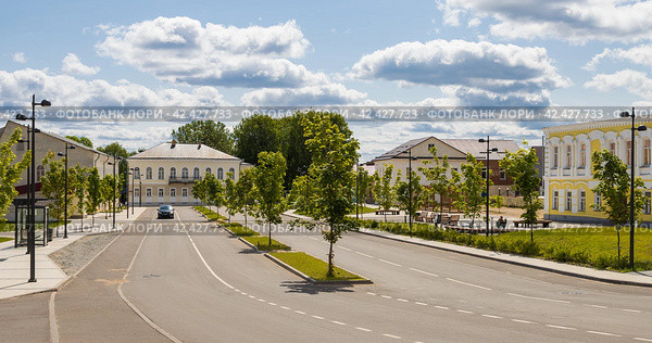 Город Валдай, Новгородская область, Россия. Вид на площадь Свободы. Исторический центр Валдая. Благоустроенные улицы в небольшом русском провинциальном городе. Путешествия и туризм в России. Стоковое фото, фотограф Андрей Степанов / Фотобанк Лори