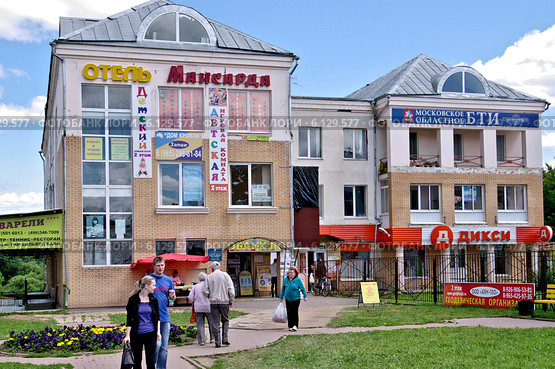 Город Верея, Советская площадь, торгово-офисные здания (2014 год). Редакционное фото, фотограф Илюхина Наталья / Фотобанк Лори