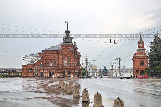Город Владимир, Большая Московская улица. Дом Дружбы (бывшие Городская Дума и Дворец пионеров) и здание Сбербанка. Золотое кольцо России. Редакционное фото, фотограф Елена Коромыслова / Фотобанк Лори