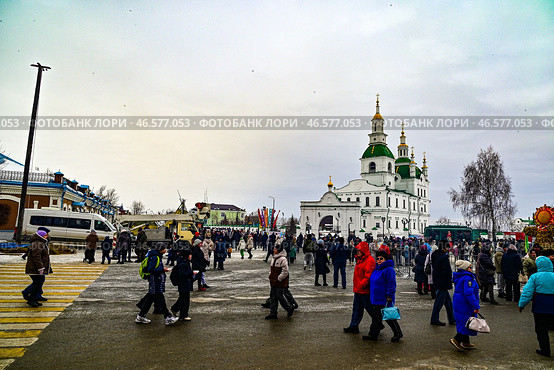 Город Ялуторовск. Масленица. Народное гулянье у Сретенского собора. Редакционное фото, фотограф Александр Тараканов / Фотобанк Лори
