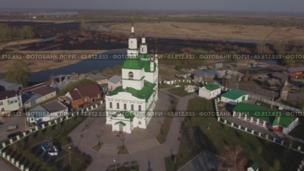 Город Ялуторовск. Сретенский собор с высоты птичьего полета. Тюменская область (2021 год). Стоковое видео, видеограф Сергей Буторин / Фотобанк Лори