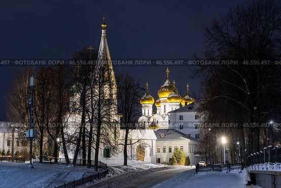 Город Ярославль, Ярославская область, Россия. Зимний вид на церковь Николая Чудотворца в Рубленом городе и Успенский кафедральный собор (Кафедральный собор Успения Пресвятой Богородицы). Красивый вечерний пейзаж с православными храмами. Архитектурные достопримечательности Ярославля. Путешествие по Золотому кольцу России. Стоковое фото, фотограф Андрей Степанов / Фотобанк Лори