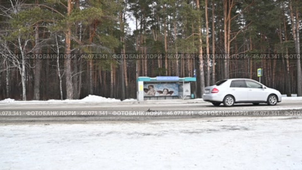 Город Заводоуковск. Автомобильное движение по улице Шоссейной. Автобусная остановка "Механизаторов" Редакционное видео, видеограф Александр Тараканов / Фотобанк Лори