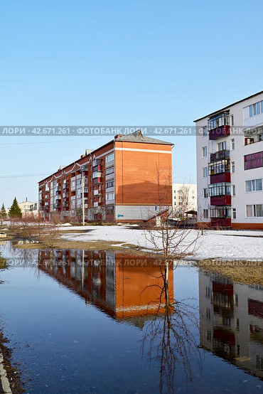 Город Заводоуковск. Большая лужа среди домов (2024 год). Стоковое фото, фотограф Александр Тараканов / Фотобанк Лори