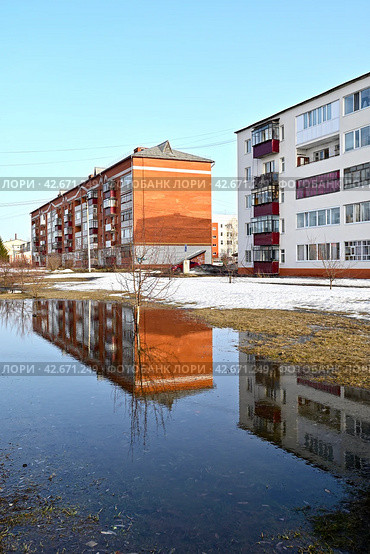 Город Заводоуковск. Растаявший снег возле пятиэтажек (2024 год). Стоковое фото, фотограф Александр Тараканов / Фотобанк Лори