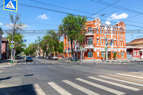 Городская улица с автомобилями и трамвайным путем летом (2019 год). Редакционное фото, фотограф FotograFF / Фотобанк Лори