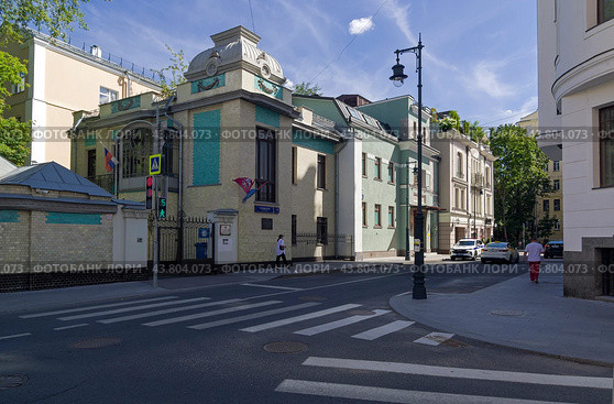 Городская усадьба Павловых, построенная в стиле модерн. Москва, Глазовский переулок, 4. Солнечный день в июле. (2024 год). Редакционное фото, фотограф Сергей Рыбин / Фотобанк Лори
