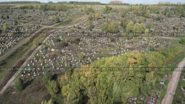 Городское кладбище. Мусульманские и христианские могилы. Вид сверху. City cemetery. Muslim and Orthodox parts. Aerial view. 3 - part 1. (2019 год). Стоковое видео, видеограф Евгений Романов / Фотобанк Лори