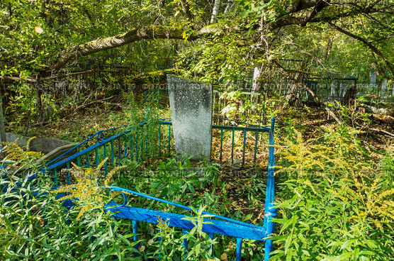 Городское кладбище. Старые могилы и надгробия. City cemetery. Old graves and gravestones. (2019 год). Стоковое фото, фотограф Евгений Романов / Фотобанк Лори