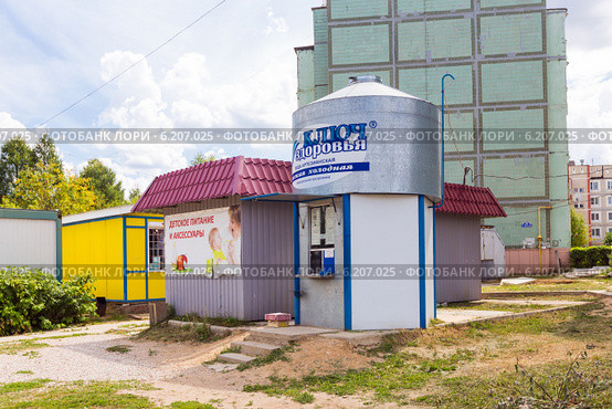 Городское поселение «Посёлок Воротынск». Киоск "Ключ здоровья" по продаже питьевой артезианской воды (2014 год). Редакционное фото, фотограф Сергей Лаврентьев / Фотобанк Лори