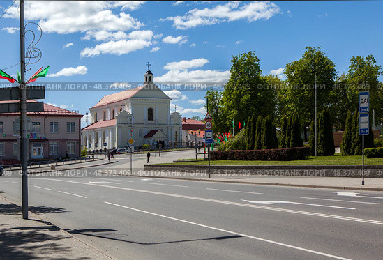 Городской пейзаж. Центр города - улица Ленина, площадь Ленина с видом на Костёл святого Архангела Михаила. Новогрудок, Гродненская область. Беларусь (2024 год). Редакционное фото, фотограф Сергей Афанасьев / Фотобанк Лори