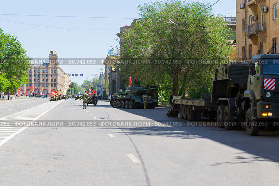 Городской пейзаж, вид на улицу Мира 7 мая 2024 года, репетиция парада. Волгоград, Россия. Редакционное фото, фотограф Андрей Цыганков / Фотобанк Лори