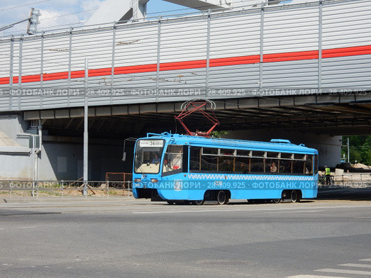 Городской трамвай 34 маршрута. Щербаковская улица. Район Измайлово. Город Москва (2018 год). Редакционное фото, фотограф lana1501 / Фотобанк Лори