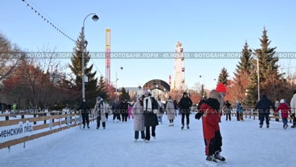 Горожане на зимнем катке на Цветном бульваре. Город Тюмень. Редакционное видео, видеограф Александр Тараканов / Фотобанк Лори