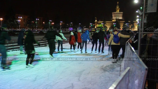 Горожане отдыхают на катке. ВДНХ. Москва. Ночь (2015 год). Редакционное видео, видеограф Сергей Соболев / Фотобанк Лори