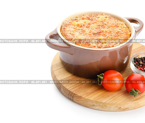 Горшочек с вкусным пастушьим пирогом на белом фоне. Стоковое фото, фотограф Pixel_shot / Фотобанк Лори