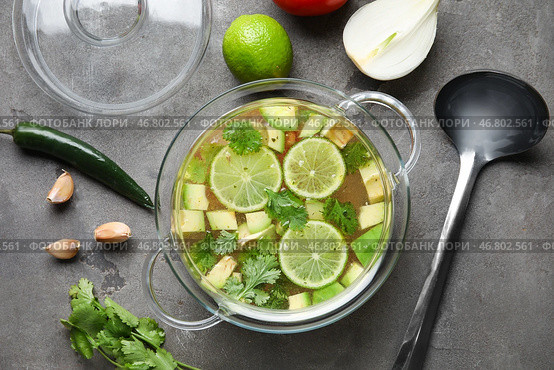 Горшок с вкусным супом Сопа де Лима и ингредиентами на темном фоне. Стоковое фото, фотограф Pixel_shot / Фотобанк Лори