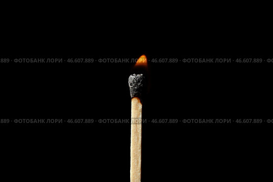 Горящая спичка на черном фоне. Концепция эмоционального выгорания. Стоковое фото, фотограф Pixel_shot / Фотобанк Лори