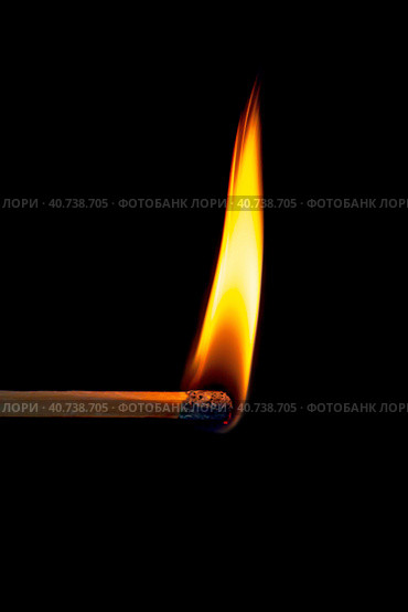 Горящая спичка с пламенем крупным планом на черном фоне. Burning match with flame on the head close-up on a black background. Стоковое фото, фотограф Валерий Елистратов / Фотобанк Лори