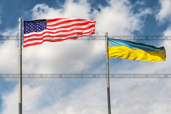 Государственные флаги Соединенных Штатов Америки и Украины рядом на фоне голубого неба (2015 год). Стоковое фото, фотограф Андрей Дегтярёв / Фотобанк Лори
