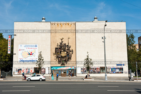 Государственный академический центральный театр кукол имени С. В. Образцова (ГАЦТК). 12 часов дня. Лето. Москва (2018 год). Редакционное фото, фотограф E. O. / Фотобанк Лори