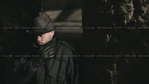 Грабитель вышел из темноты. Стоковое видео, видеограф Denis Mishchenko / Фотобанк Лори