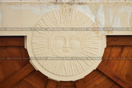 graceful beautiful historical bas-reliefs on the facade of the building (2022 год). Редакционное фото, фотограф Наталия Кирсанова / Фотобанк Лори