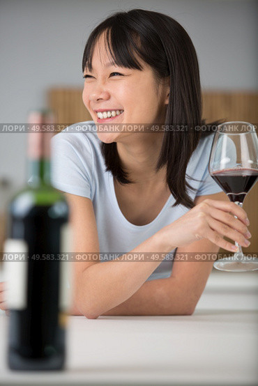 graceful woman holding glass of wine. Стоковое фото, агентство Ingram Publishing / Фотобанк Лори