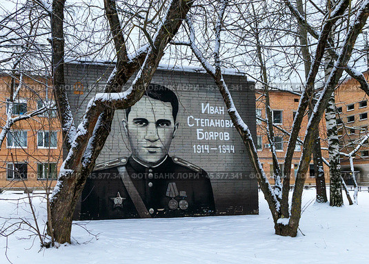 Граффити на стене трансформаторной подстанции, портрет майора Ивана Боярова. Город Тосно, Ленинградская область. Стоковое фото, фотограф Головкова Елена / Фотобанк Лори